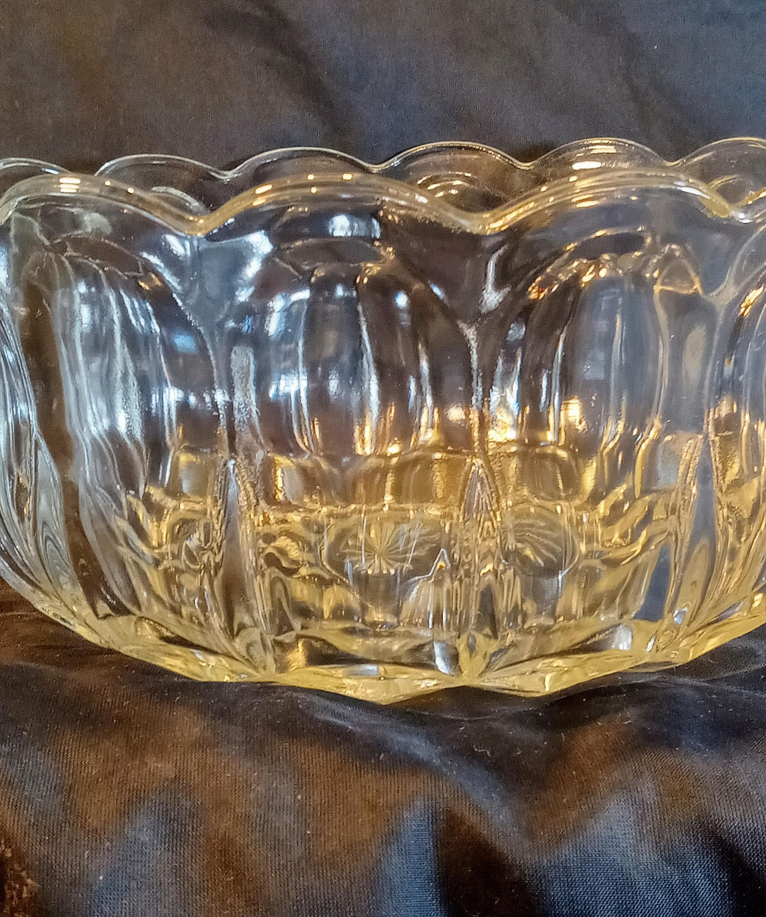 Anchor Hocking Fairfield Glass Fruit Bowl Scalloped Rim Vintage Centerpiece