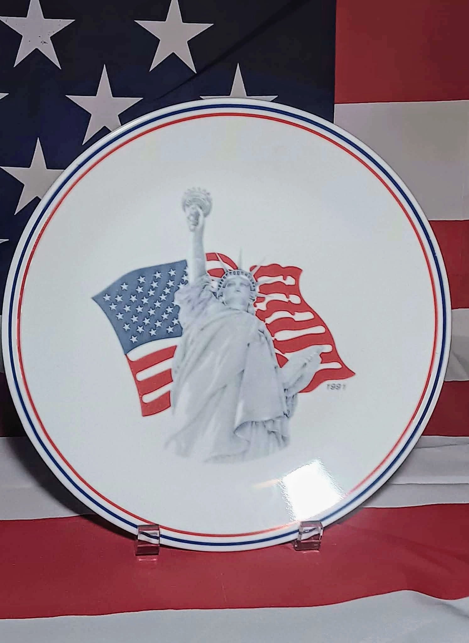 Vintage 1991 Corelle Liberty Statue of Liberty Dinner Plate 10.25" Patriotic Red White Blue USA Flag
