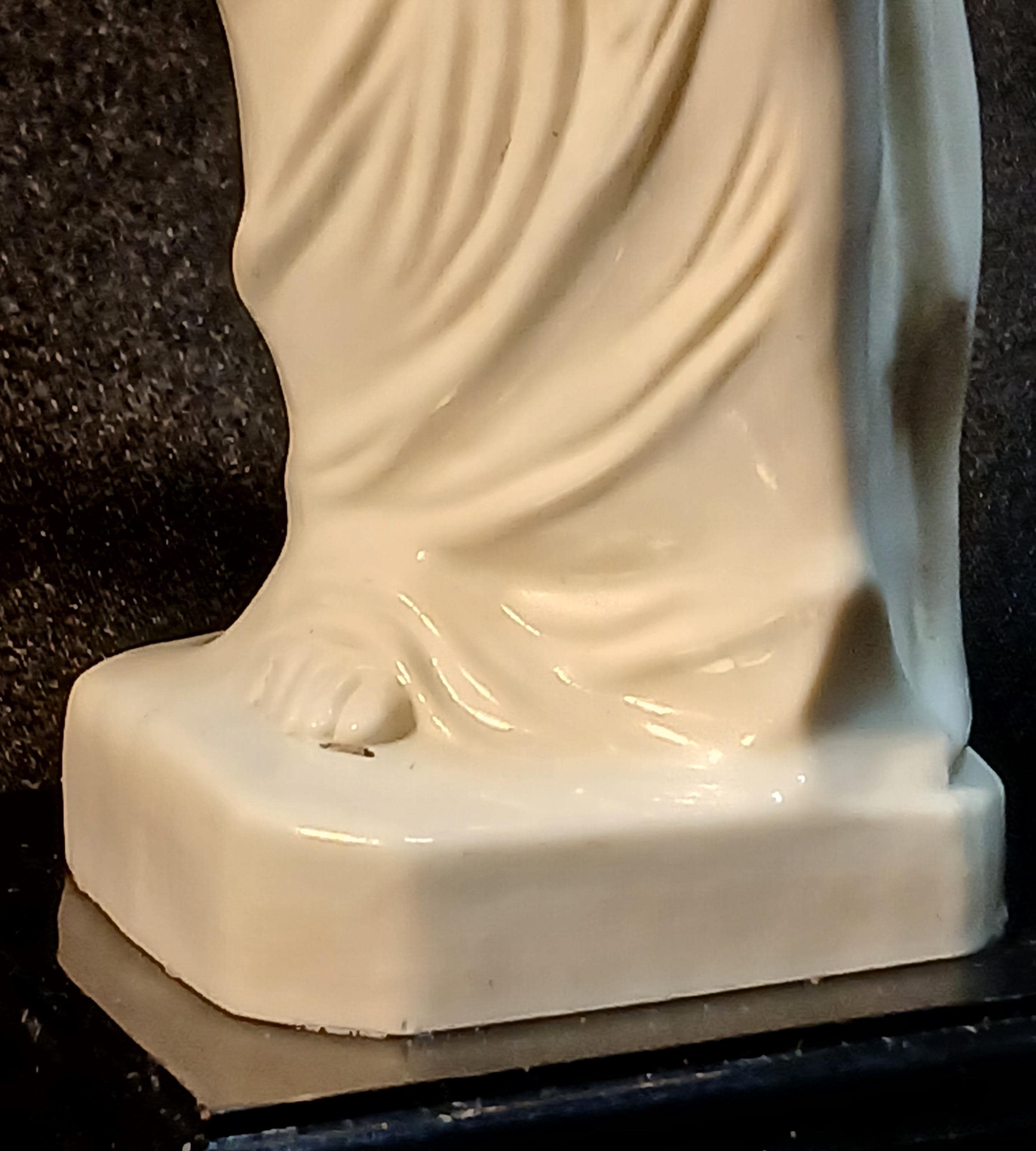 Vintage Venus de Milo Statue – Classical White Resin Sculpture on Black Base