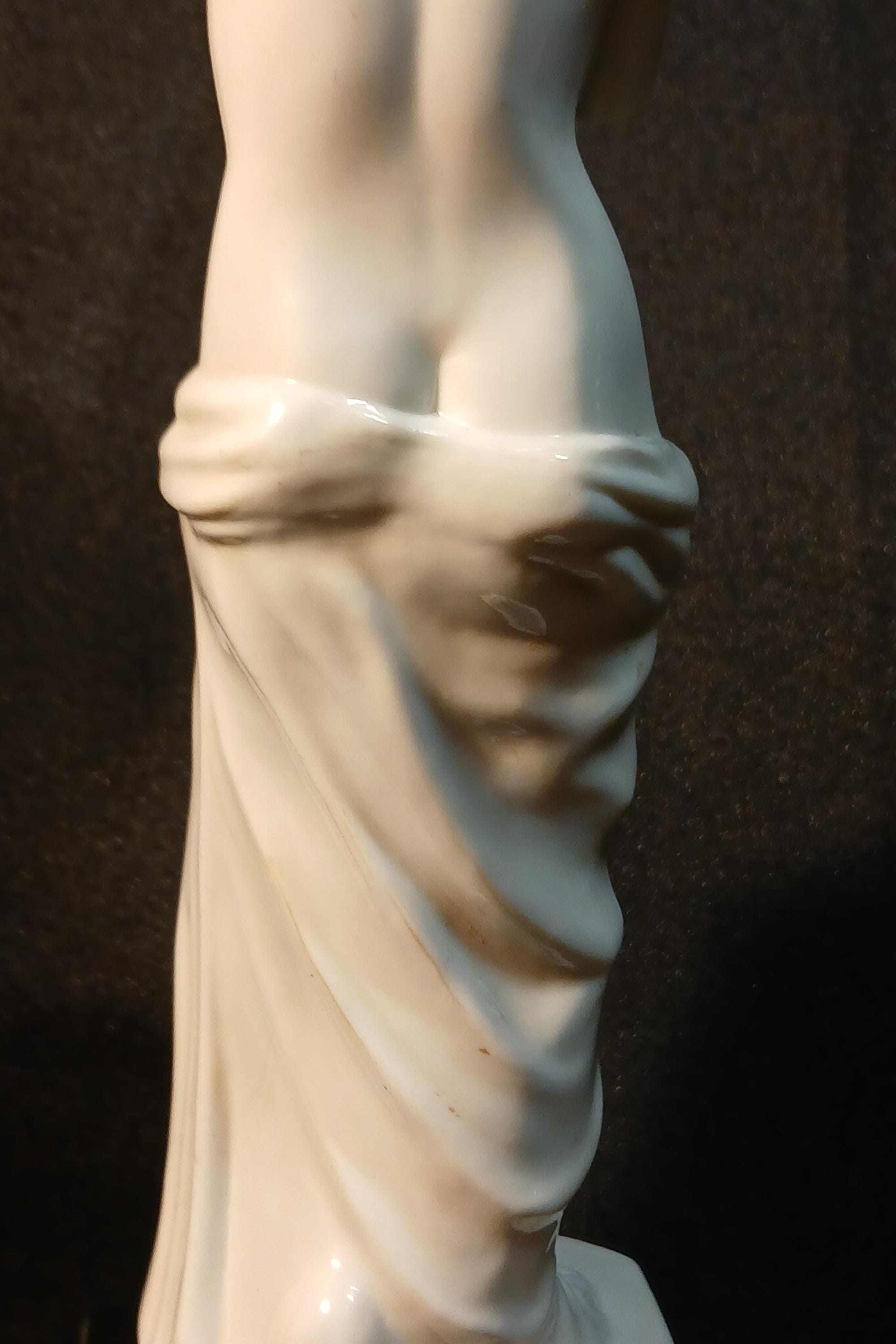 Vintage Venus de Milo Statue – Classical White Resin Sculpture on Black Base
