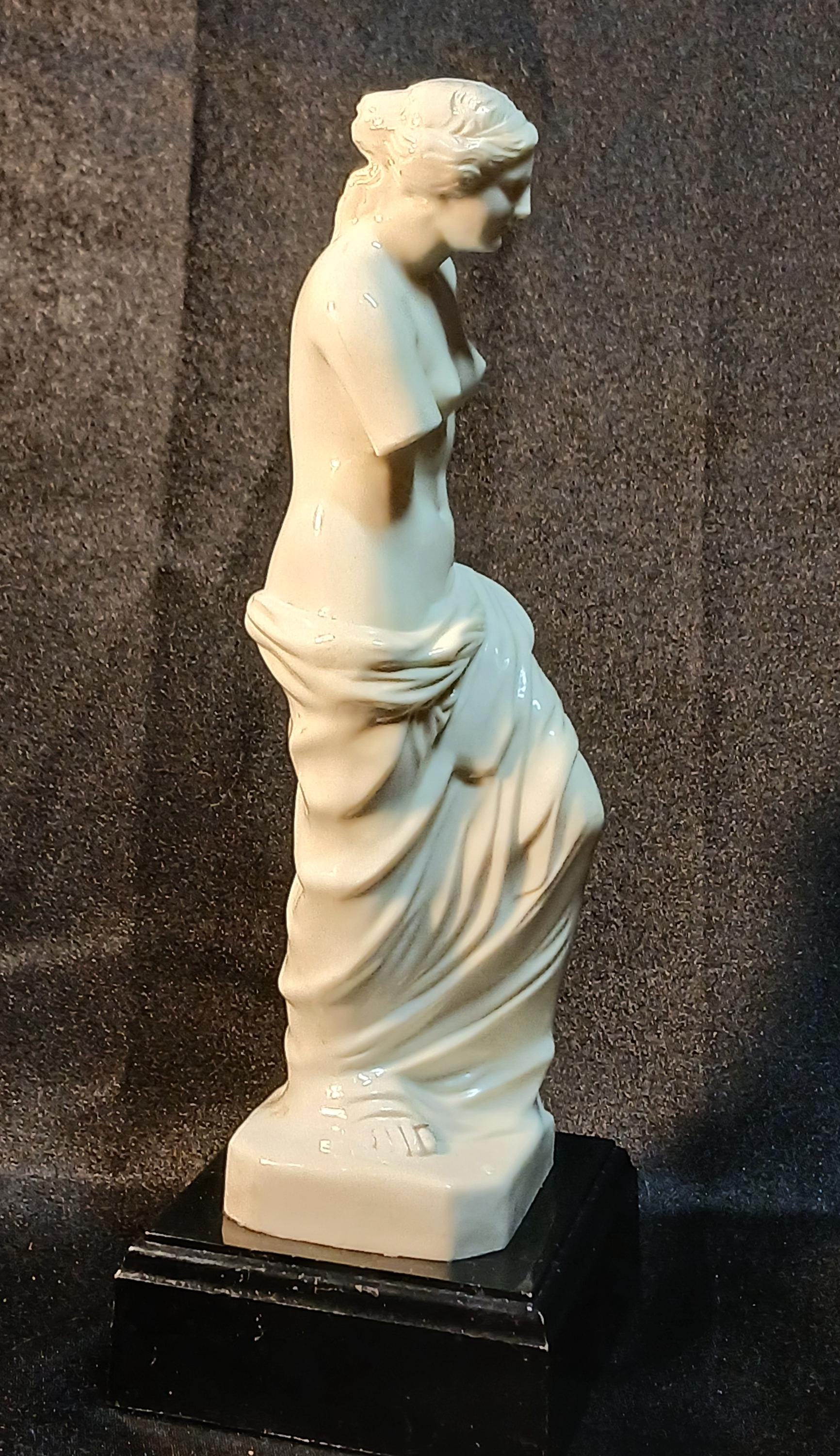 Vintage Venus de Milo Statue – Classical White Resin Sculpture on Black Base